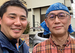 屋根修理したお客さまと職人2人の写真