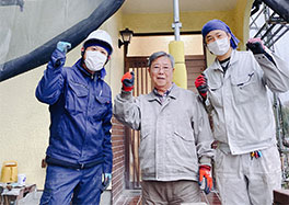 屋根修理したお客様との写真